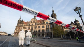 Polizeitaucher suchen Beweisstücke in Berliner Kanal