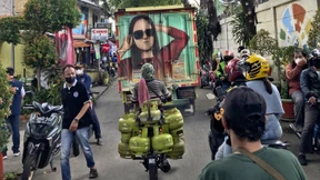 Männer und Frauen sollen in Jakartas Minibussen getrennt sitzen