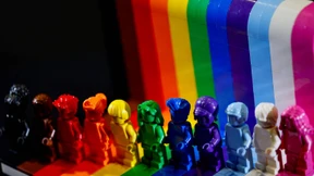 Homohass und bunte Flaggen