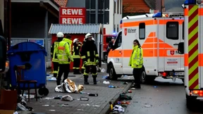 Mann fährt mit Pkw in Menschenmenge