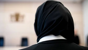 Die Verbannung von Kopftuch, Kreuz und Kippa