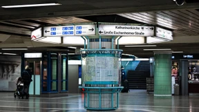 Mann schlägt Polizist mit Flasche ins Gesicht