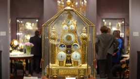 Masken, Möbel und Millionen