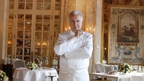 Ein Mann kocht über