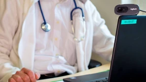 Arzt mit Corona-Symptomen trägt keine Maske