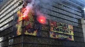 Greenpeace besetzt Fassade des EU-Gipfel-Gebäudes