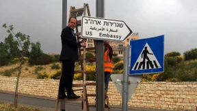 Jerusalem bringt Wegweiser für neue amerikanische Botschaft an