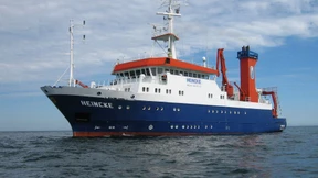 Matrose von Forschungsschiff über Bord 