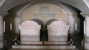 Zwei Särge auf  gleicher Höhe