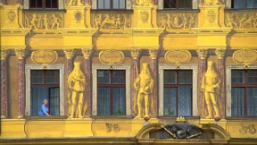 Die Geschichte tropft aus jeder Dachrinne