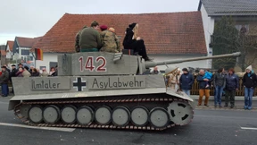 Behörden ermitteln wegen Panzer-Motivwagen auf Faschingsumzug