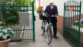 Die Hostie kommt per Damenrad