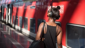 Wie spezielle Kopfhörer gegen Stress im Zug helfen