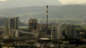 Ein Sack Zement im Wasser