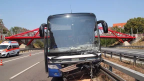 Geisterfahrerin stößt mit Reisebus in Bayern zusammen