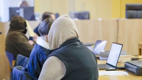 Tochter zur Prostitution gezwungen – Haftstrafen für Mutter und Partner