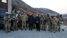 Mit Platzpatronen im Eis