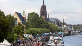 Museumsuferfest startet mit grellen Schreien und Regenschauern