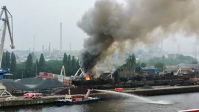 Schrotthaufen am Hamburger Hafen fängt Feuer – Schiffsverkehr eingeschränkt