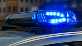 Junge Fahrerin wird aus Auto geschleudert und stirbt