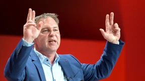 Links neben ihm soll niemand stehen