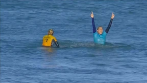 Delfine leisten Surfern Gesellschaft