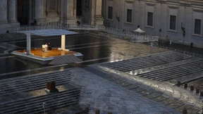 Papst-Segen vor menschenleerem Petersplatz