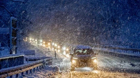Viele umgestürzte Bäume und gestrandete Fahrzeuge