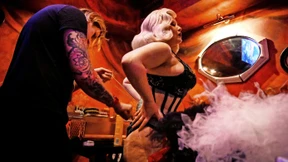 Die reuige Transperson bittet beim Volk um Verzeihung