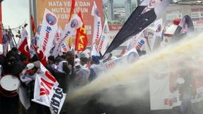 Wasserwerfer gegen demonstrierende Lehrer