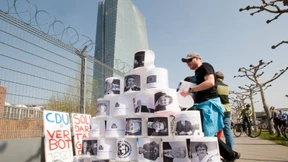 Blockupy-Aktivisten starten Zaunspaziergänge