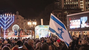 Kerzen anzünden an Chanukka für die Einheit