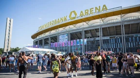 Die Deutsche Bank  stürmt in den Fußball