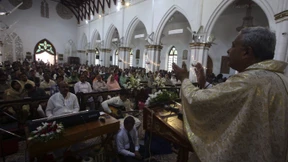 Menschenmenge in Pakistan greift mehrere Kirchen an
