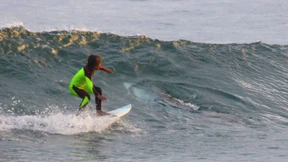 Zehnjähriger Australier surft neben Weißem Hai