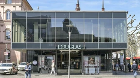 Douglas erhöht die Prognose und verkauft seine Onlineapotheke