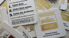 Die ganze Bibel auf einem Bierdeckel