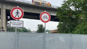 Kran soll Lastwagen von Salzbachtalbrücke heben