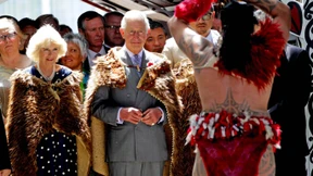 Kriegerische Begrüßung für Prinz Charles und Camilla