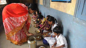Mindestens 20 Kinder sterben an vergiftetem Schulessen