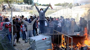 Flüchtlinge bewerfen Minister mit Flaschen