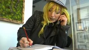 Frisörin mit verzweifeltem Hilferuf