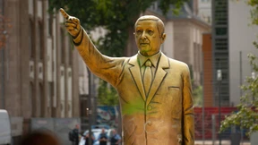 Goldener Erdogan auf dem Platz der Deutschen Einheit