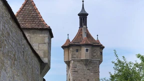 Mann beißt anderem ein Stück der Nase ab