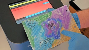 Mit Drogen getränktes Briefpapier