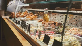 Sie verkaufen glückliche Würste