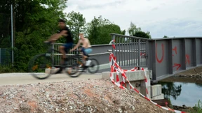 Rüpelhafte Radfahrer auf Kollisionskurs