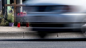 Polizei vermutet Autorennen und stellt Autos sicher