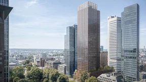 Ein Bronzeturm neben dem Silberturm