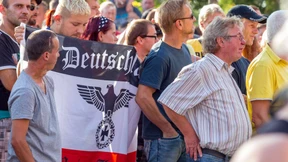 Hunderte demonstrieren gegen Flüchtlingsunterkunft